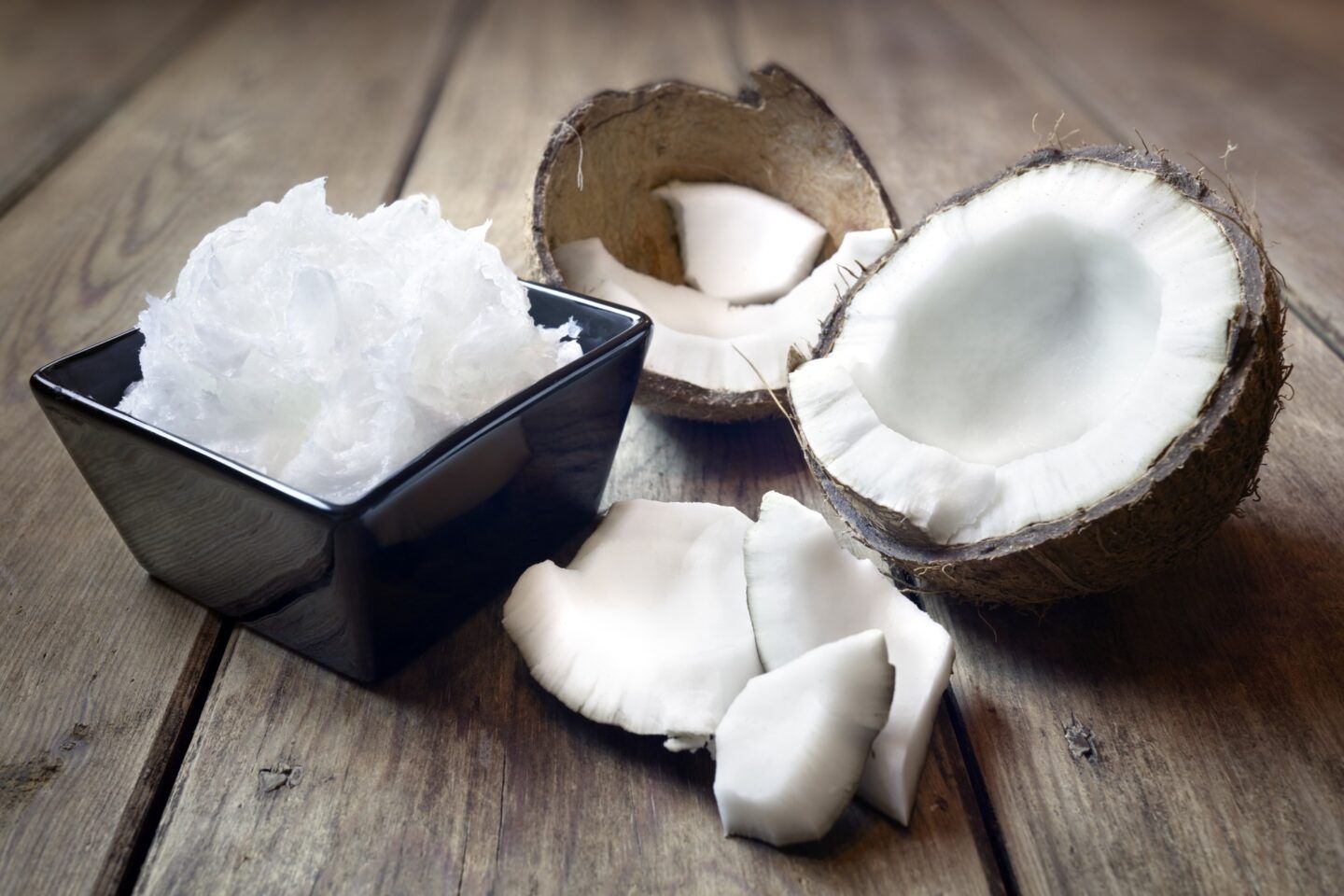 L'huile de noix de coco est un produit polyvalent dans le répertoire de la beauté.