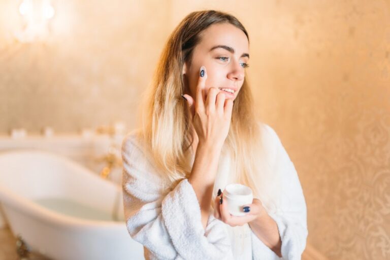 donna cura della pelle del viso L'anti-invecchiamento e la cura della pelle fatta facile: l'importanza di prendersi cura della propria pelle