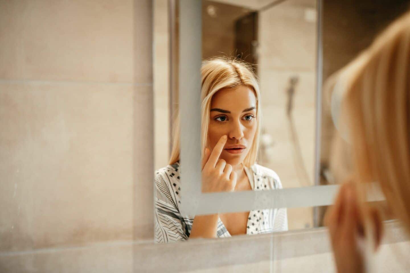 La taille des pores de la peau est principalement déterminée par la génétique. Les personnes qui ont la peau grasse ont tendance à avoir des pores plus larges et sont également plus sensibles aux boutons, à l'acné et aux impuretés en général.